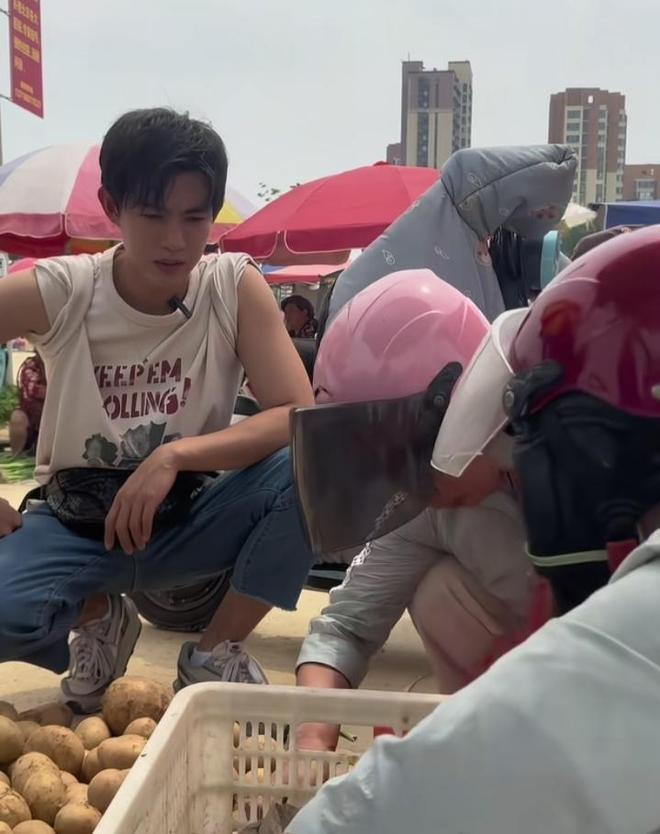 &ldquo;Tổng t&agrave;i&rdquo; phim ngắn thất nghiệp, về qu&ecirc; b&aacute;n rau mưu sinh v&igrave; bị diễn vi&ecirc;n AI cướp vai- Ảnh 2.