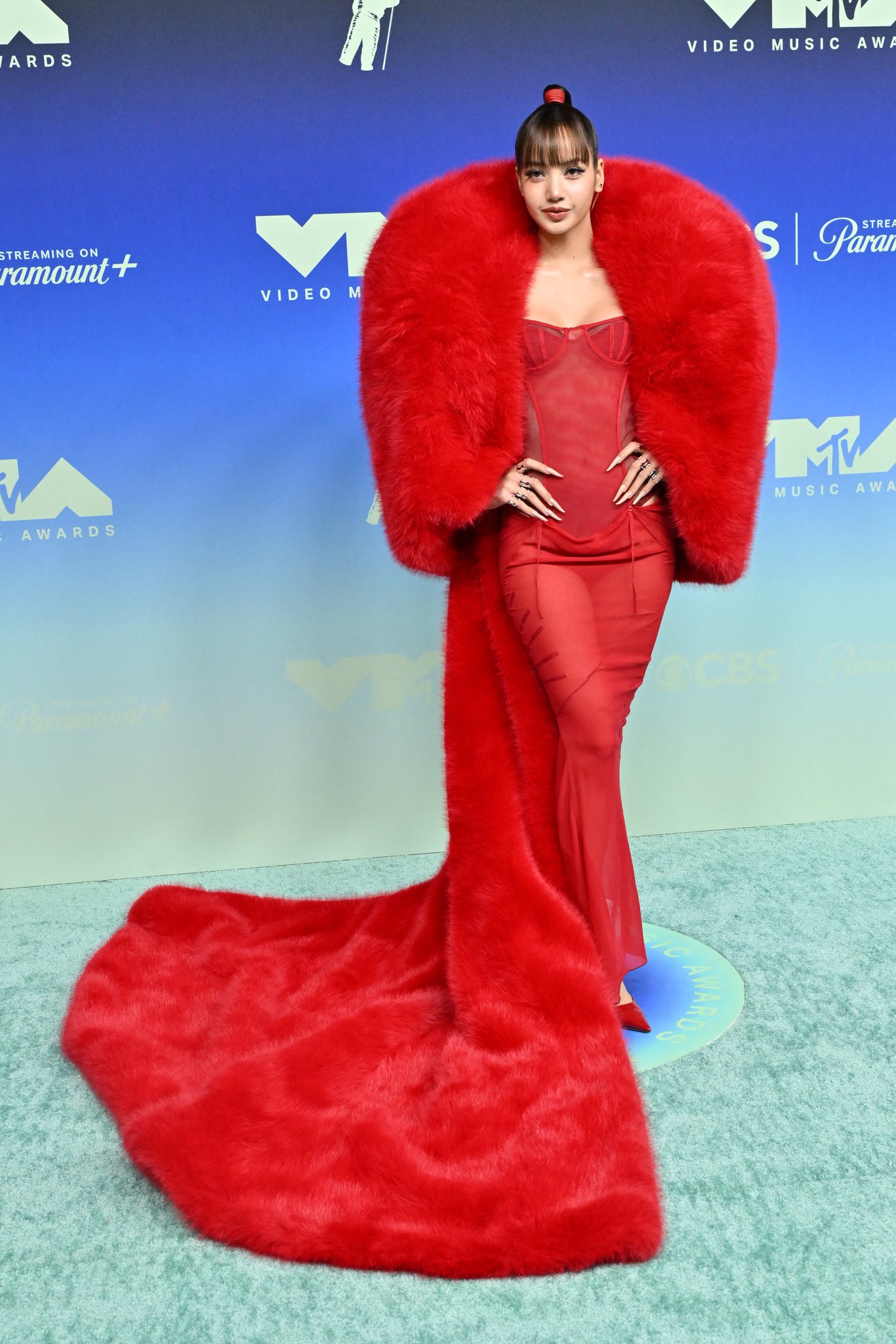 Siêu thảm xanh VMAs 2026: Lisa chơi nổi "chặt đẹp" rừng mỹ nhân, Taylor Swift lẻ loi đi sự kiện sau 2 tháng cưới- Ảnh 1.