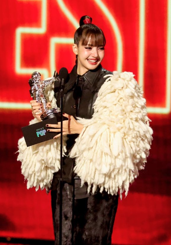 Lisa (BLACKPINK) l&ecirc;n đồ "chặt ch&eacute;m" đến VMAs 2026 rồi nhẹ nh&agrave;ng l&agrave;m n&ecirc;n lịch sử- Ảnh 7.
