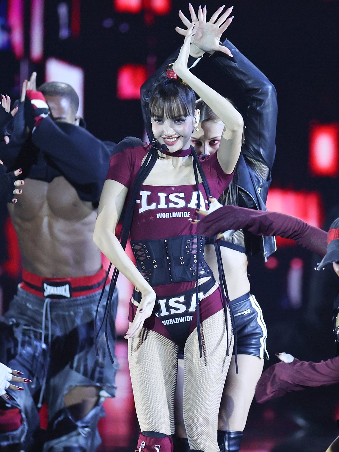 Lisa đốt mắt t&aacute;o bạo b&ecirc;n trai đẹp, mang đặc sản Th&aacute;i Lan &ldquo;ch&aacute;y phố&rdquo; tưng bừng ở VMAs 2026- Ảnh 7.