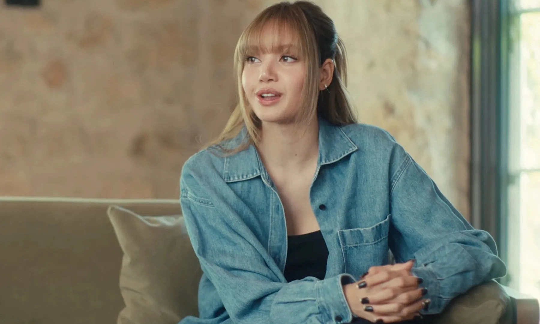 Được "hồng h&agrave;i nhi" hộ tống đi diễn, Lisa muốn c&ocirc;ng khai lắm rồi- Ảnh 5.