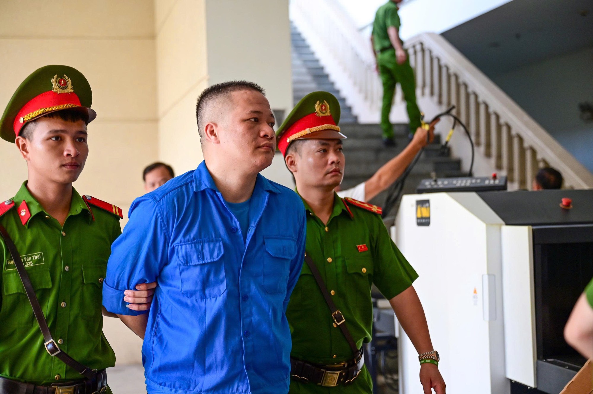 "B&agrave; tr&ugrave;m" Mai Anh c&ugrave;ng hơn 60 bị c&aacute;o trong vụ &aacute;n xảy ra tại Viện Ph&aacute;p y t&acirc;m thần Trung ương hầu t&ograve;a- Ảnh 3.
