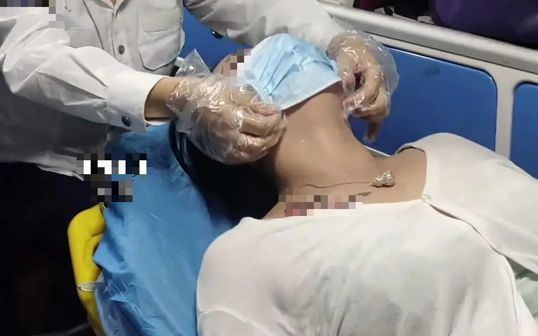 Người phụ nữ 43 tuổi tử vong v&igrave; suy thận d&ugrave; sống l&agrave;nh mạnh, người chồng kh&oacute;c: "Lẽ ra t&ocirc;i n&ecirc;n khuy&ecirc;n b&agrave; ấy sớm hơn..."- Ảnh 1.