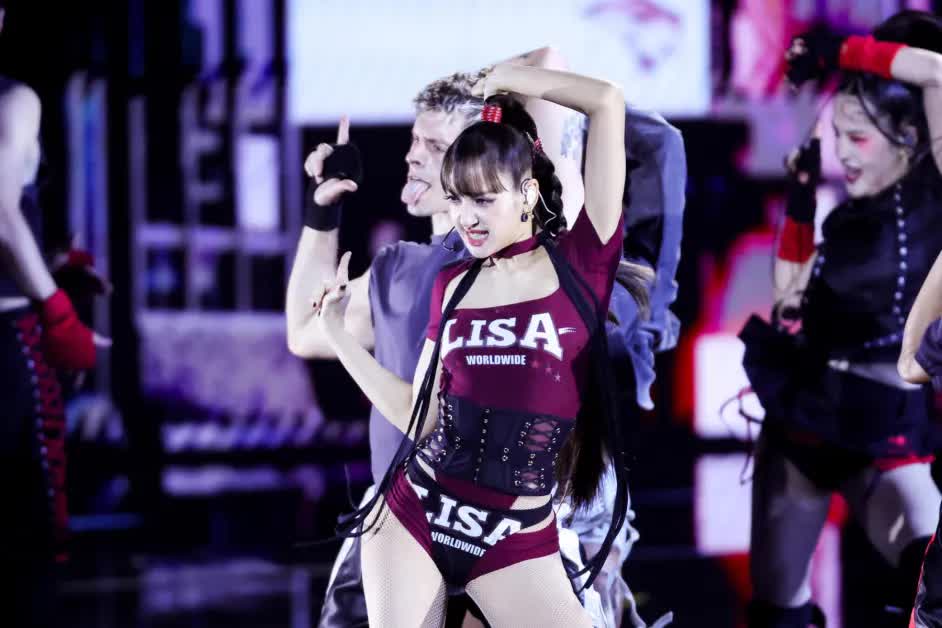Lisa đốt mắt t&aacute;o bạo b&ecirc;n trai đẹp, mang đặc sản Th&aacute;i Lan &ldquo;ch&aacute;y phố&rdquo; tưng bừng ở VMAs 2026- Ảnh 8.