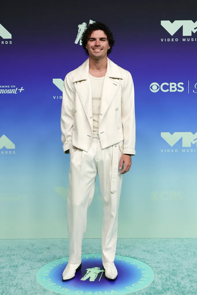 Siêu thảm xanh VMAs 2026: Lisa chơi nổi "chặt đẹp" rừng mỹ nhân, Taylor Swift lẻ loi đi sự kiện sau 2 tháng cưới- Ảnh 11.