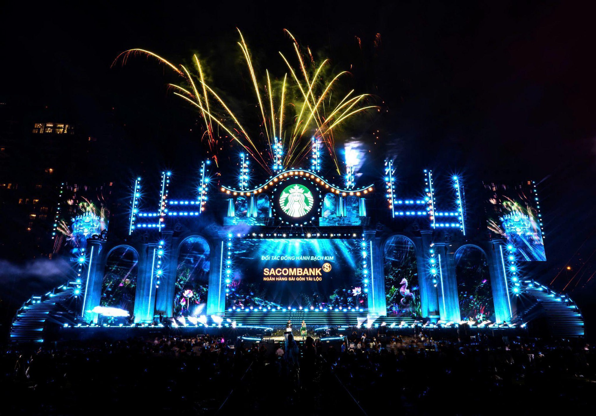&rlm;Từ Fast-track đến biển lightstick: Trải nghiệm đi concert si&ecirc;u kh&aacute;c biệt của chủ thẻ SACOMBANK Visa&rlm; - Ảnh 1.
