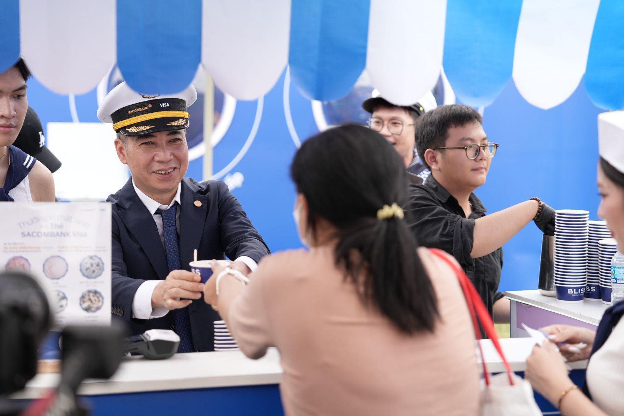 &rlm;Từ Fast-track đến biển lightstick: Trải nghiệm đi concert si&ecirc;u kh&aacute;c biệt của chủ thẻ SACOMBANK Visa&rlm; - Ảnh 6.