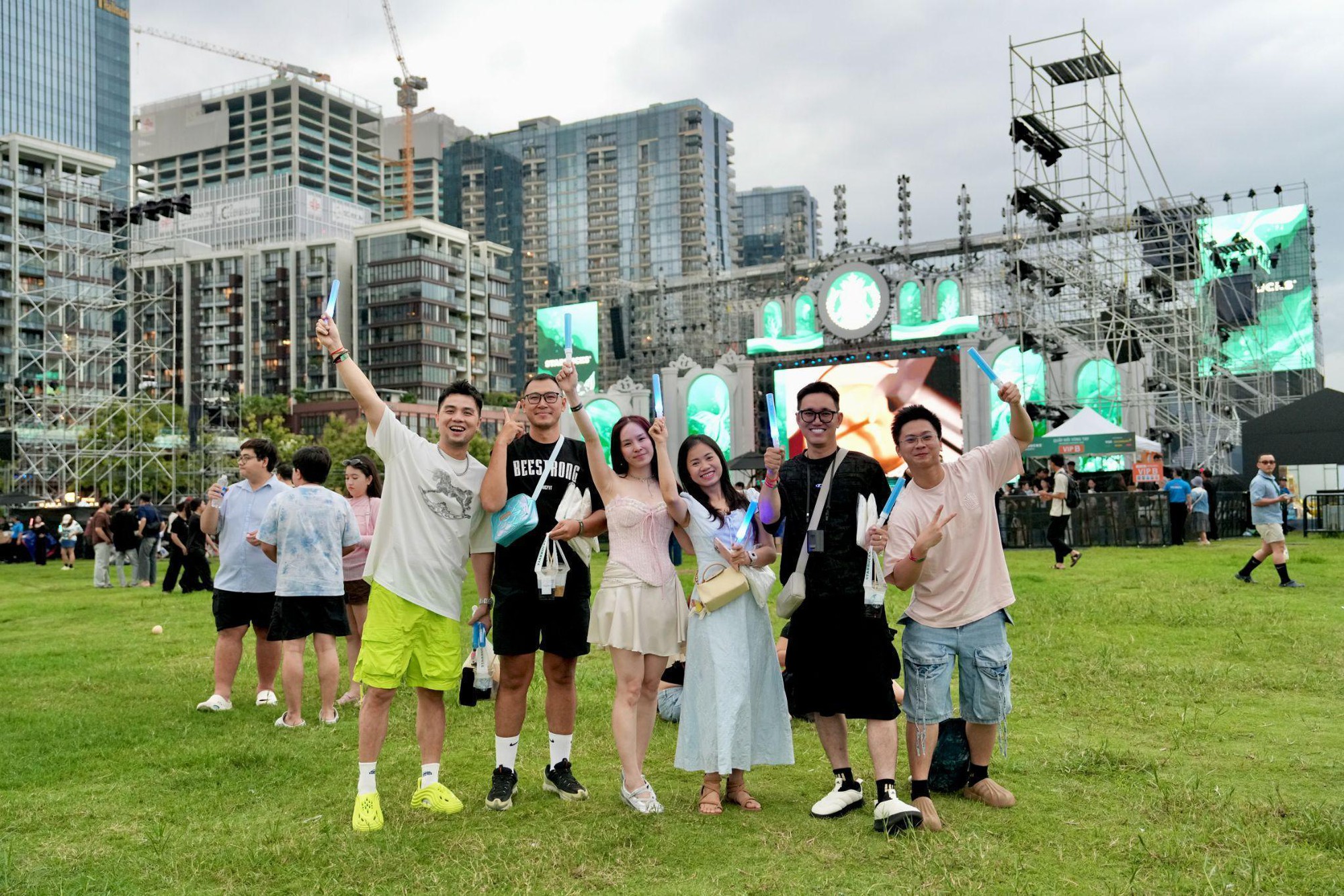 &rlm;Từ Fast-track đến biển lightstick: Trải nghiệm đi concert si&ecirc;u kh&aacute;c biệt của chủ thẻ SACOMBANK Visa&rlm; - Ảnh 8.