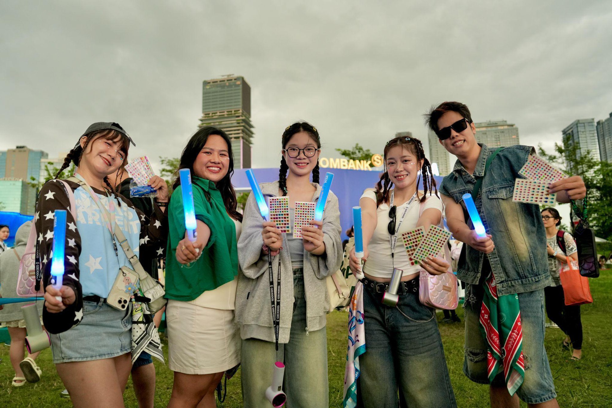 &rlm;Từ Fast-track đến biển lightstick: Trải nghiệm đi concert si&ecirc;u kh&aacute;c biệt của chủ thẻ SACOMBANK Visa&rlm; - Ảnh 9.