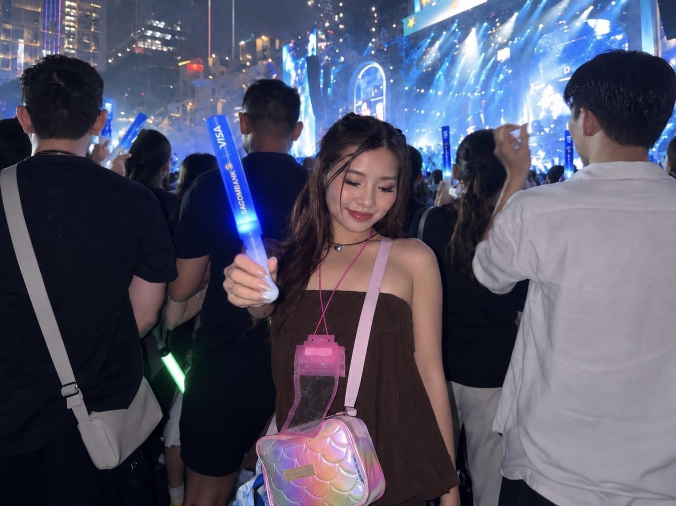 &rlm;Từ Fast-track đến biển lightstick: Trải nghiệm đi concert si&ecirc;u kh&aacute;c biệt của chủ thẻ SACOMBANK Visa&rlm; - Ảnh 10.