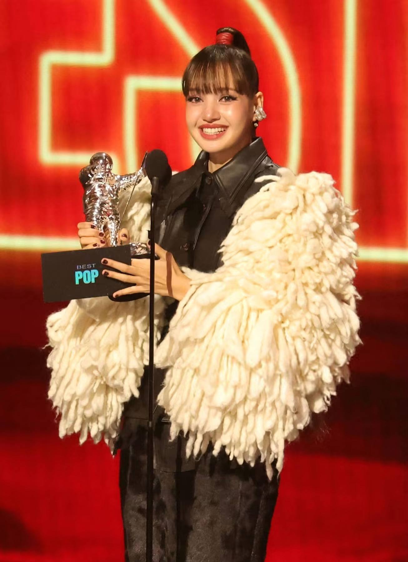 Lisa (BLACKPINK) l&ecirc;n đồ "chặt ch&eacute;m" đến VMAs 2026 rồi nhẹ nh&agrave;ng l&agrave;m n&ecirc;n lịch sử- Ảnh 6.