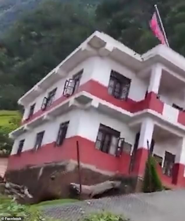 VIDEO: Sạt lở ở Nepal khiến nhà cửa sụp đổ, người dân hoảng loạn tháo chạy- Ảnh 2.