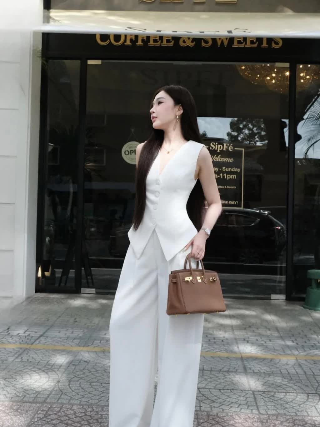 Diện cả c&acirc;y đồ trắng: B&iacute; k&iacute;p l&ecirc;n đồ đơn giản m&agrave; sang chuẩn "old money" cho n&agrave;ng c&ocirc;ng sở- Ảnh 7.