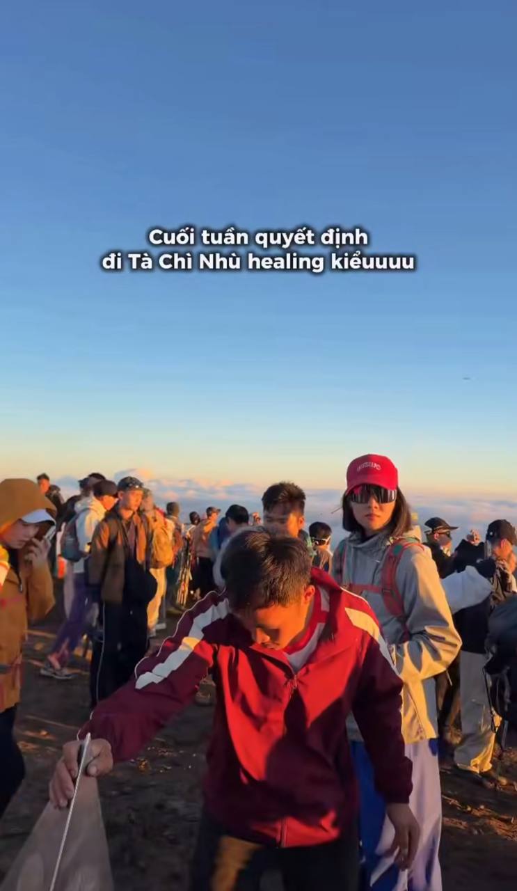 Gallery - Tà Chì Nhù mùa hoa Chi Pâu: Leo gần 3.000 m vẫn phải xếp hàng, du khách sợ tắc đường đến toát mồ hôi - image 1