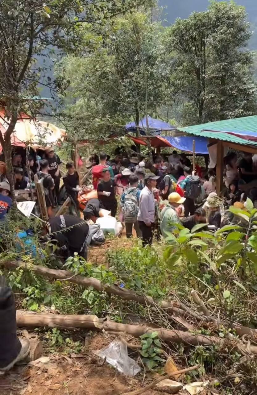 Gallery - Tà Chì Nhù mùa hoa Chi Pâu: Leo gần 3.000 m vẫn phải xếp hàng, du khách sợ tắc đường đến toát mồ hôi - image 6