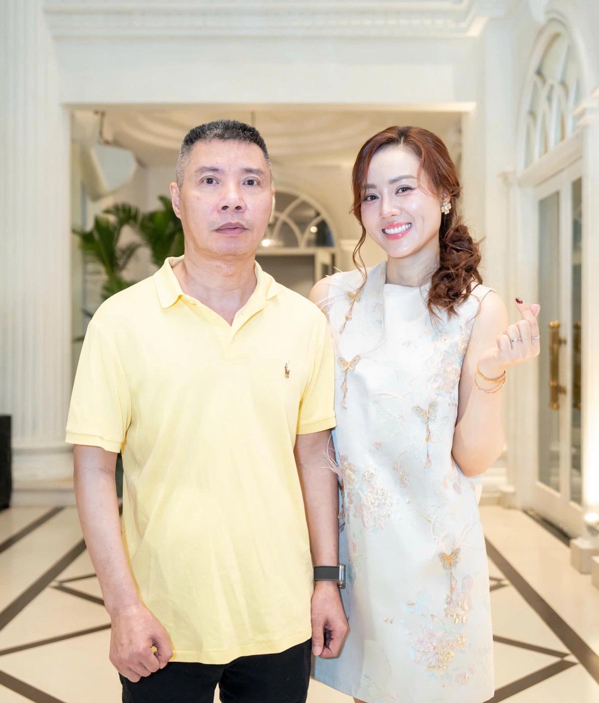 Vợ k&eacute;m 15 tuổi của NSND C&ocirc;ng L&yacute; bị "Hồng H&agrave;i Nhi" rủ đi hẹn h&ograve;- Ảnh 2.