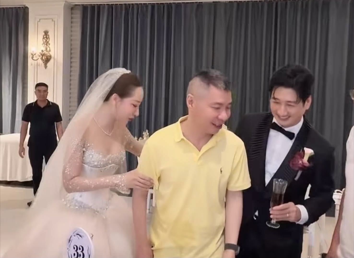 Vợ k&eacute;m 15 tuổi của NSND C&ocirc;ng L&yacute; bị "Hồng H&agrave;i Nhi" rủ đi hẹn h&ograve;- Ảnh 3.