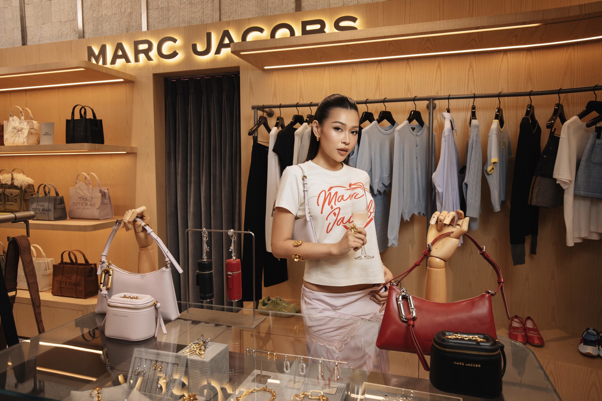 &rlm;Marc Jacobs khai trương cửa h&agrave;ng mới tại Takashimaya, đ&oacute;n Thu Đ&ocirc;ng 2026 c&ugrave;ng d&agrave;n t&iacute;n đồ thời trang&rlm; - Ảnh 8.