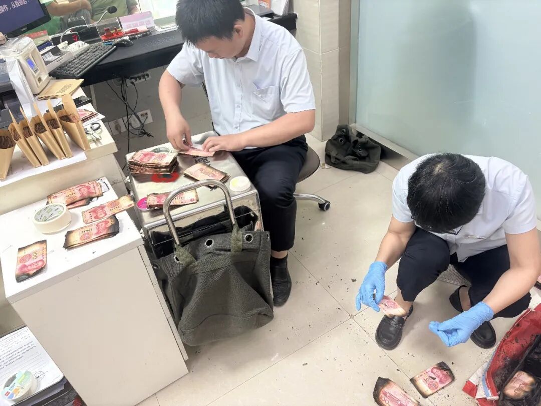 Hơn 700 triệu tiền dưỡng già cháy thành than, đôi vợ chồng mang đến ngân hàng: Kết quả không ai ngờ tới- Ảnh 3.