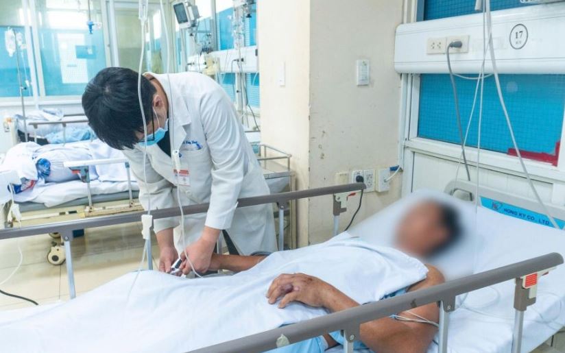 Đang cắt cỏ trong vườn, người đ&agrave;n &ocirc;ng 44 tuổi bị con rắn m&agrave;u xanh cắn v&agrave;o tay - Ảnh 1.