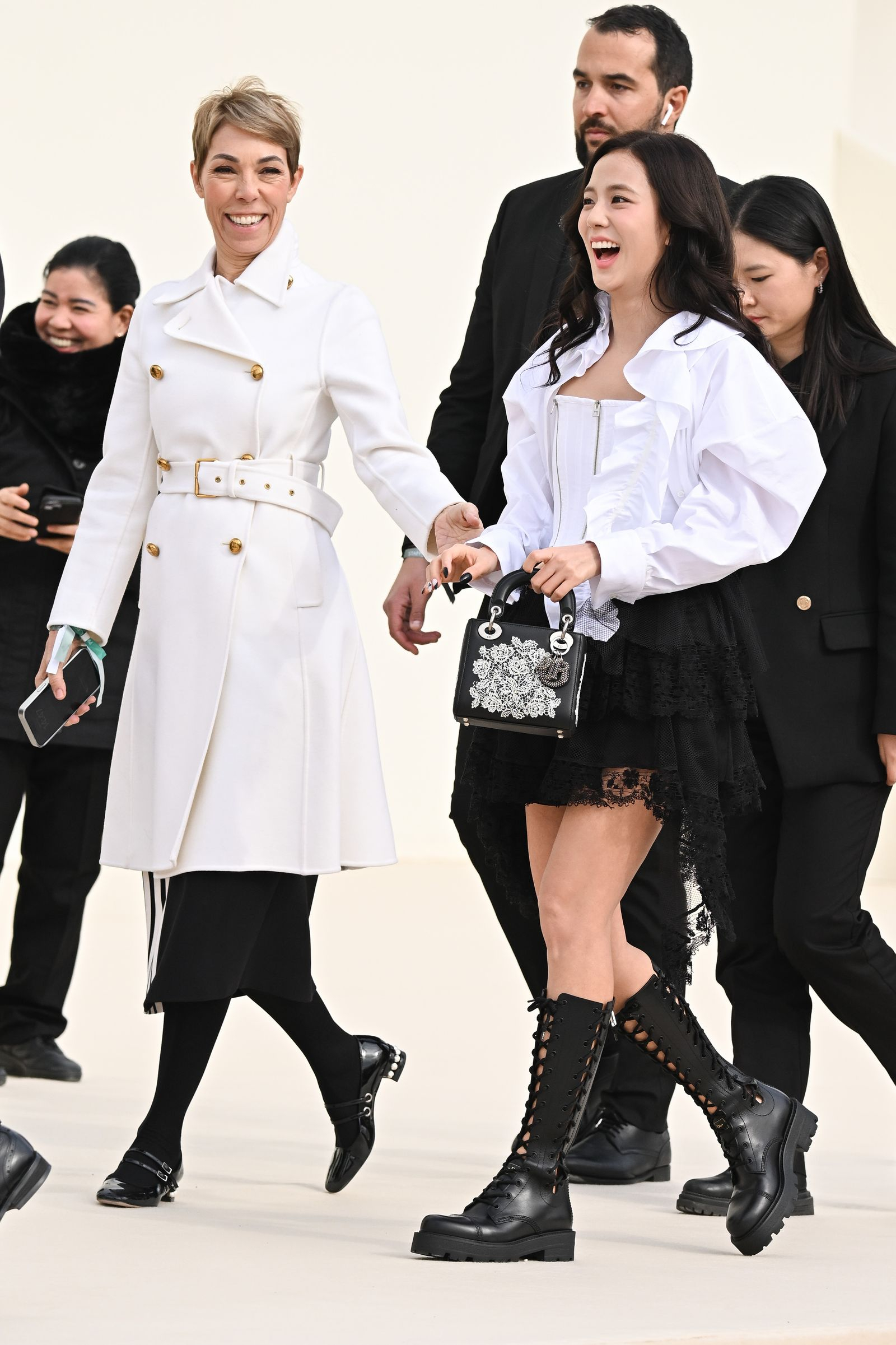 Trước giờ G show Dior: Jisoo (BLACKPINK) đau buồn v&igrave; mất m&aacute;t người th&acirc;n y&ecirc;u- Ảnh 3.