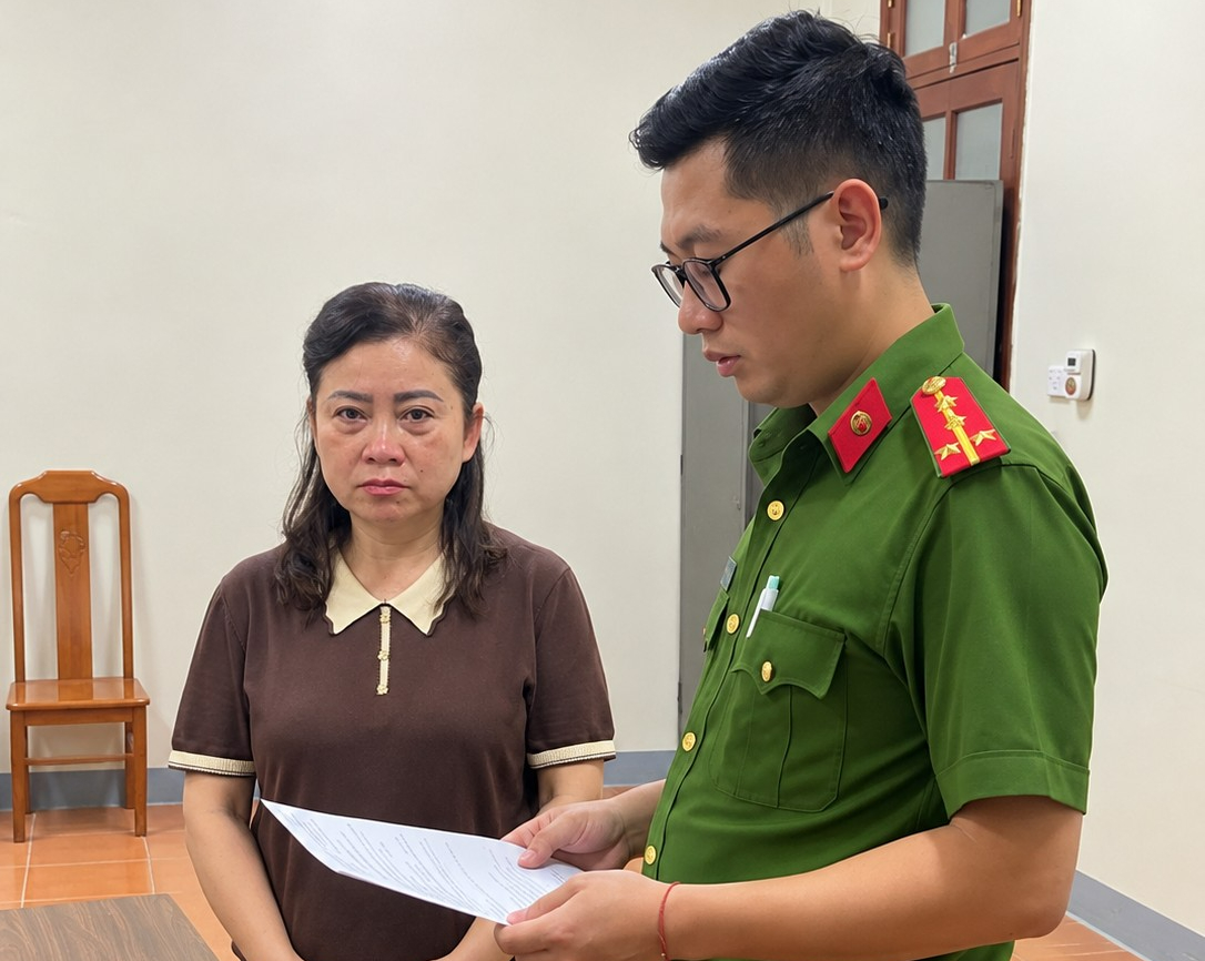 Ra lệnh bắt tạm giam, kh&aacute;m x&eacute;t nơi l&agrave;m việc của trưởng ph&ograve;ng thuế Lộc Thị Hồng - Ảnh 1.