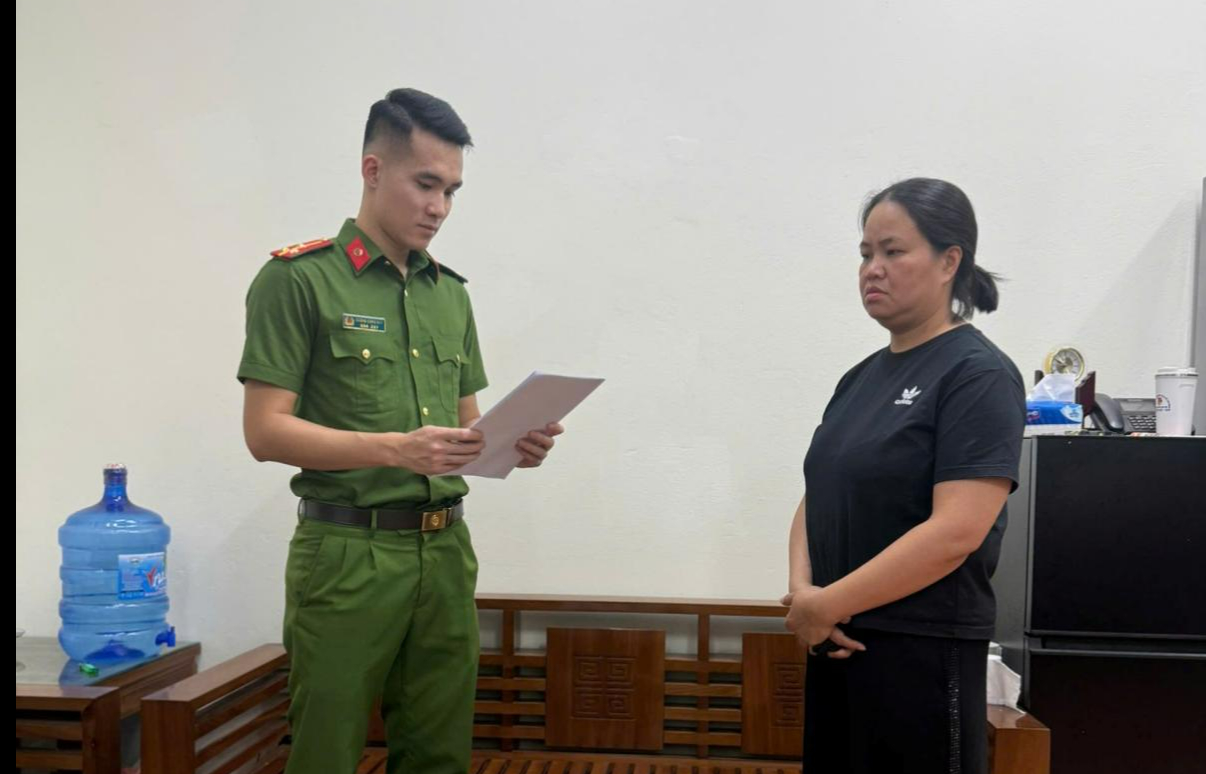 Ra lệnh bắt tạm giam, kh&aacute;m x&eacute;t nơi l&agrave;m việc của trưởng ph&ograve;ng thuế Lộc Thị Hồng - Ảnh 2.