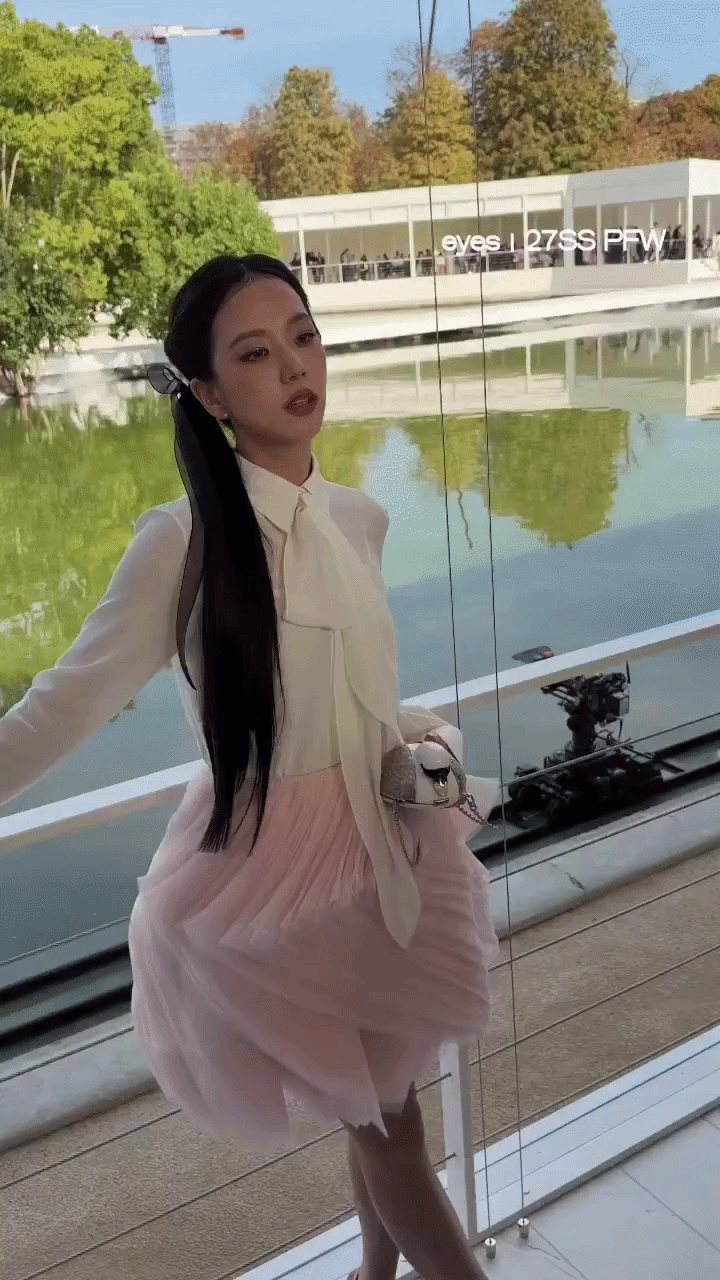 Jisoo nén khóc, nhường hết phần sang cho Jang Wonyoung và Địch Lệ Nhiệt Ba tại show Dior- Ảnh 1.