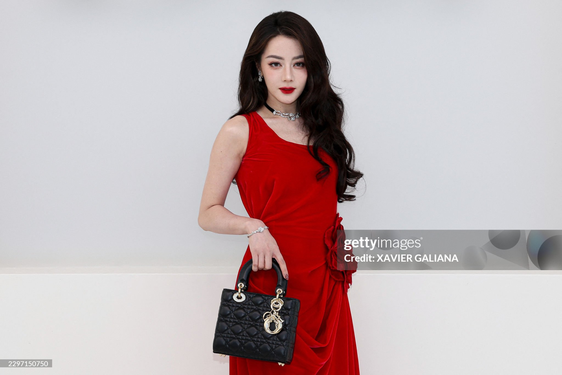 Jisoo nén khóc, nhường hết phần sang cho Jang Wonyoung và Địch Lệ Nhiệt Ba tại show Dior- Ảnh 10.