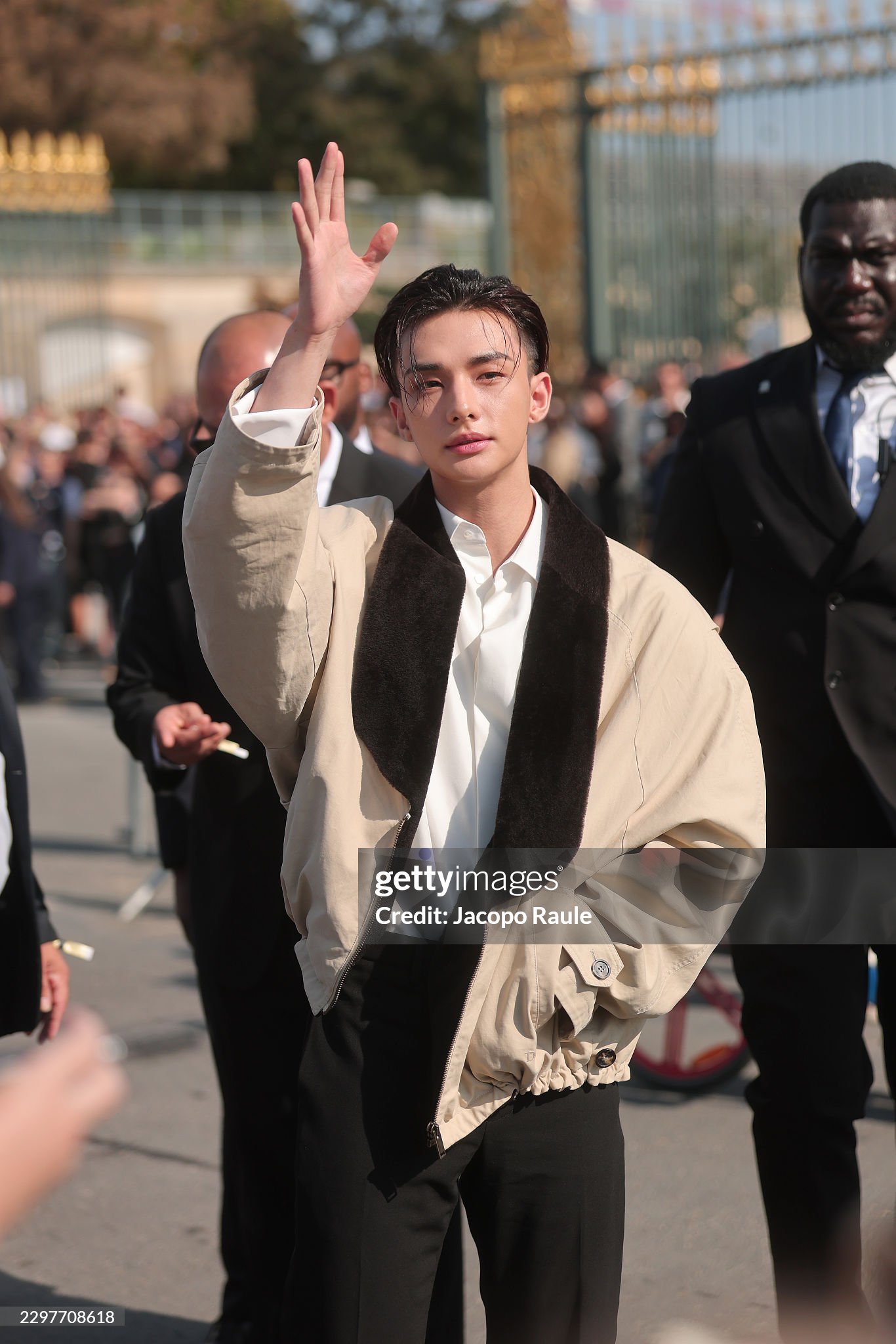 Jisoo nén khóc, nhường hết phần sang cho Jang Wonyoung và Địch Lệ Nhiệt Ba tại show Dior- Ảnh 12.