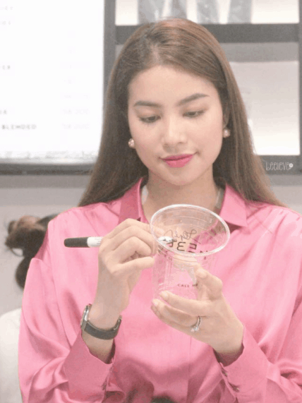 Hoa hậu Vbiz mở qu&aacute;n tr&agrave; sữa ở đường Huỳnh Th&uacute;c Kh&aacute;ng, ng&agrave;y khai trương bị nh&oacute;m người lạ tạt mắm t&ocirc;m- Ảnh 1.