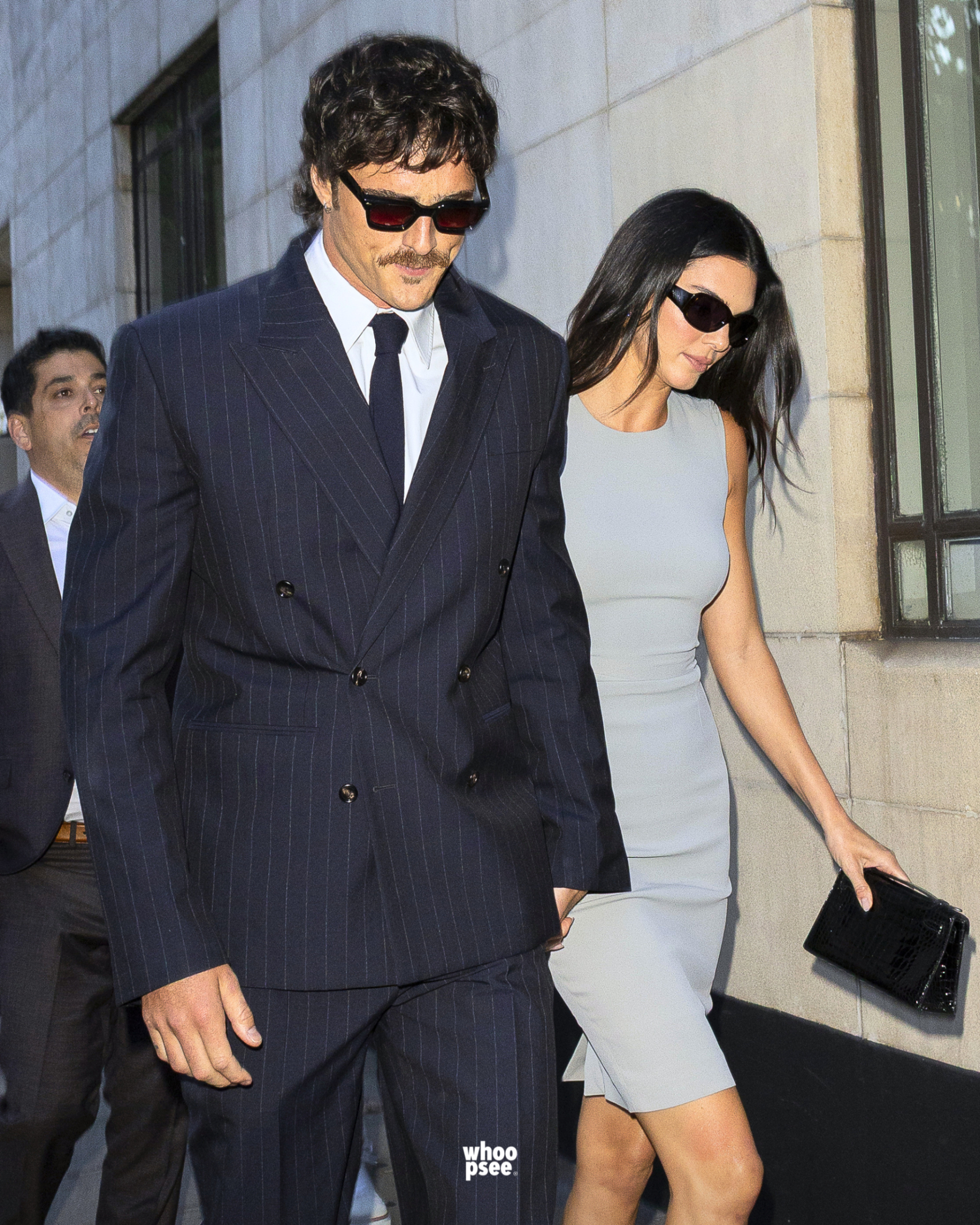 T&oacute;m gọn Kendall Jenner v&agrave; Jacob Elordi tỏa h&agrave;o quang "couple si&ecirc;u sao" tr&ecirc;n phố, nhưng c&aacute;i que tr&ecirc;n miệng ch&agrave;ng thơ mới g&acirc;y t&ograve; m&ograve; - Ảnh 6.