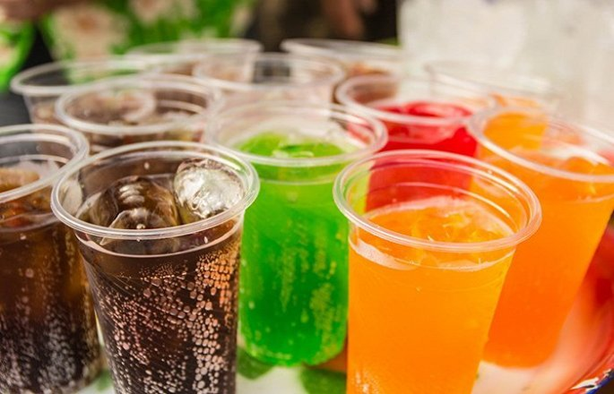 Người phụ nữ 34 tuổi tử vong v&igrave; ng&agrave;y n&agrave;o cũng uống 2 loại nước "vạn người m&ecirc;" - Ảnh 1.