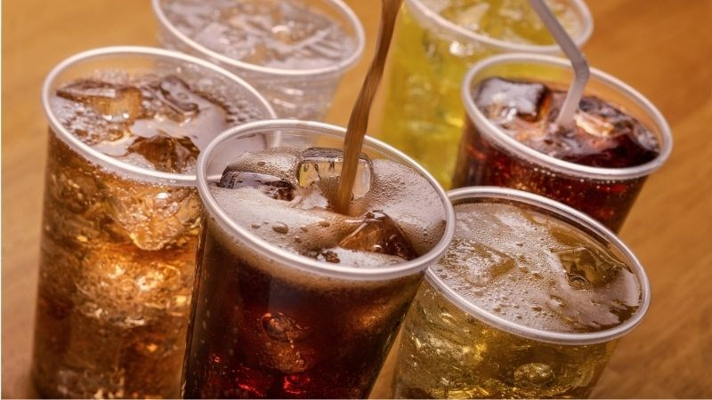 Uống cola khi đeo niềng răng trong suốt c&oacute; được kh&ocirc;ng? 3 lời khuy&ecirc;n an to&agrave;n cho răng - Ảnh 4.