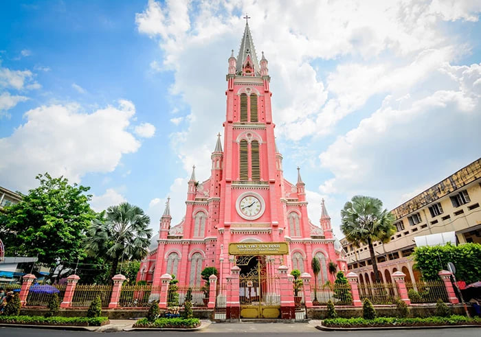 Nh&agrave; thờ hồng biểu tượng của khu phố đỉnh nhất thế giới T&acirc;n Định: Cất giữ ng&ocirc;i mộ 143 năm, tồn tại b&iacute; ẩn 70 năm chưa lời giải đ&aacute;p- Ảnh 1.