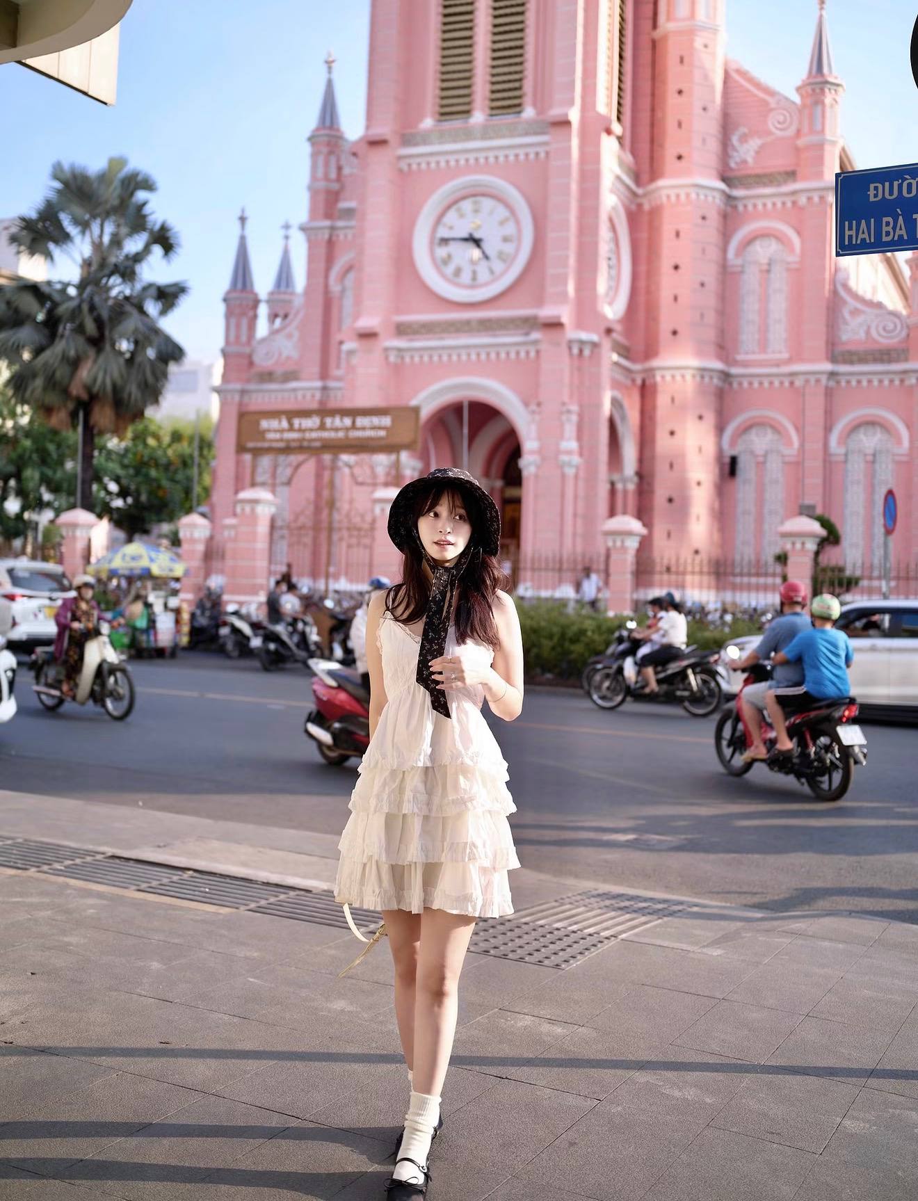 Nh&agrave; thờ hồng biểu tượng của khu phố đỉnh nhất thế giới T&acirc;n Định: Cất giữ ng&ocirc;i mộ 143 năm, tồn tại b&iacute; ẩn 70 năm chưa lời giải đ&aacute;p- Ảnh 6.