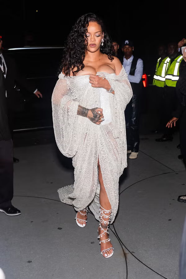 Rihanna thản nhi&ecirc;n đến muộn 63 ph&uacute;t, hơn 500 kh&aacute;ch mời show thời trang phải chờ- Ảnh 7.