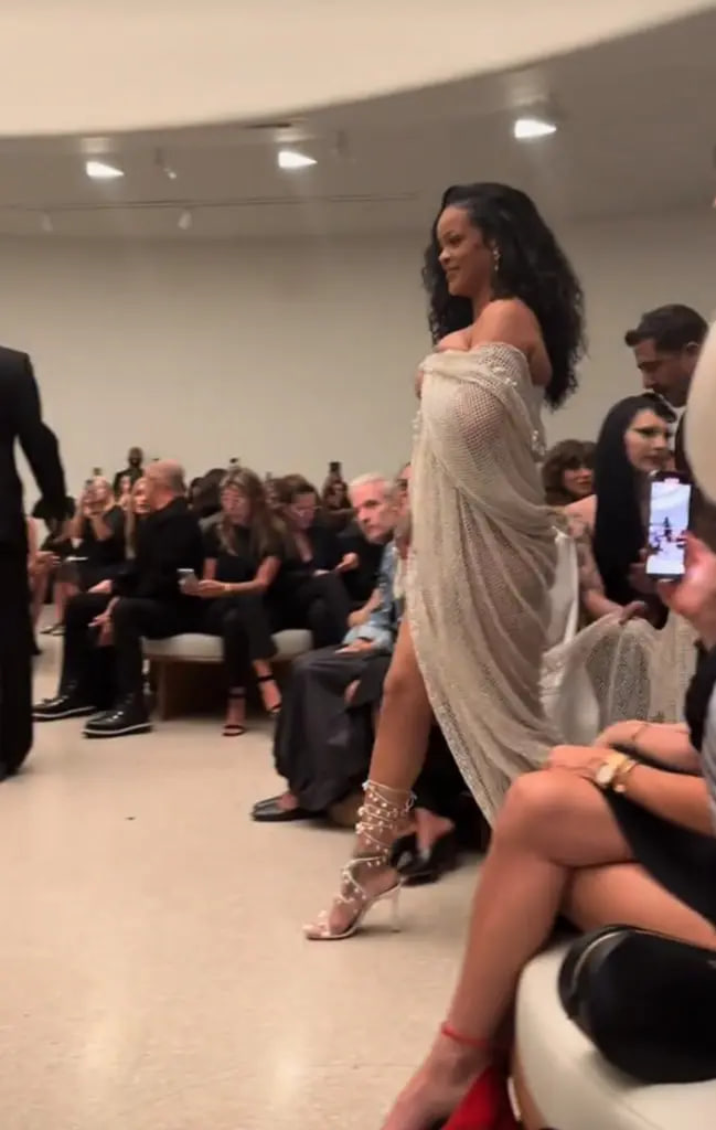 Rihanna thản nhi&ecirc;n đến muộn 63 ph&uacute;t, hơn 500 kh&aacute;ch mời show thời trang phải chờ- Ảnh 8.