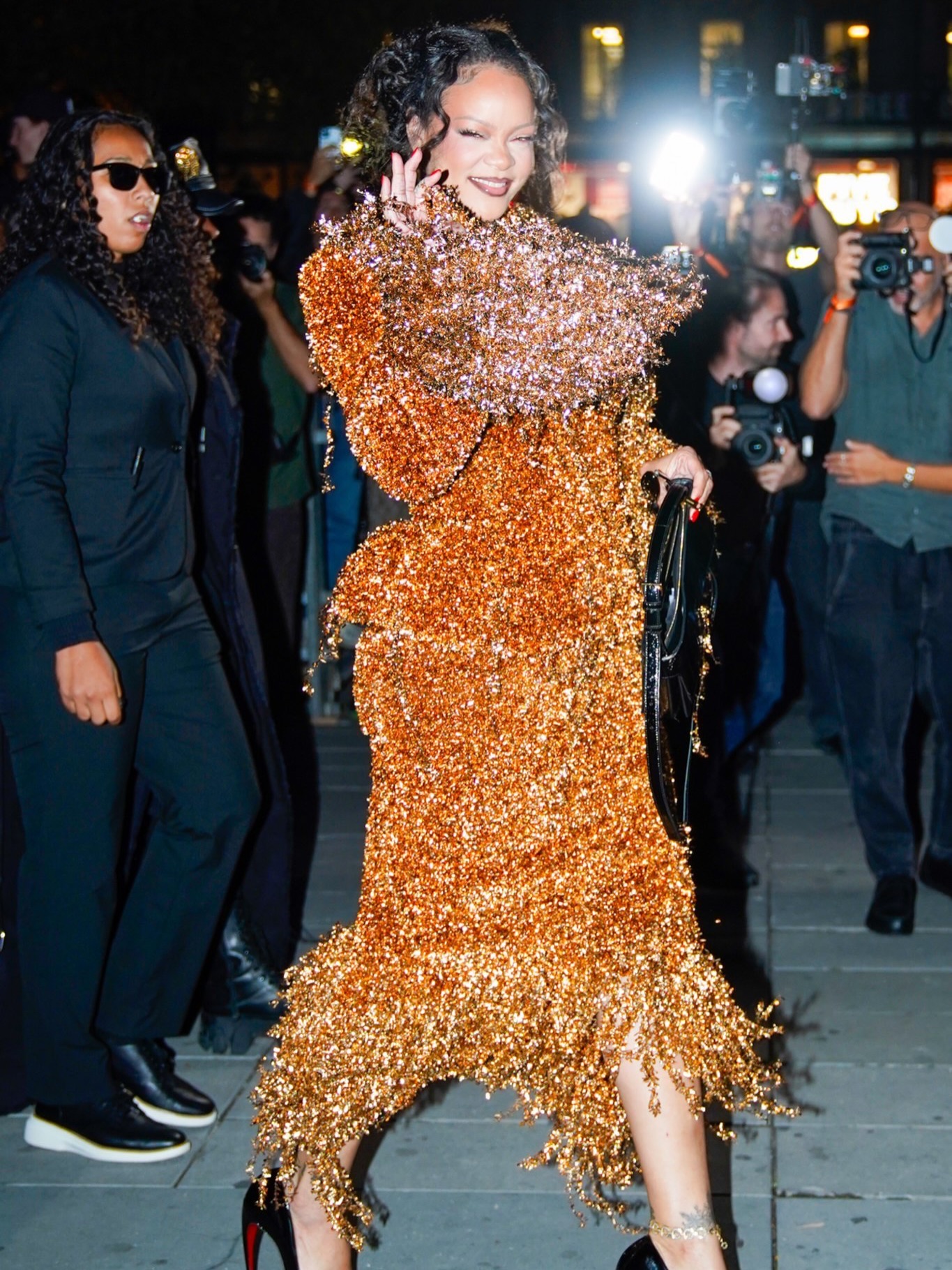 Rihanna thản nhi&ecirc;n đến muộn 63 ph&uacute;t, hơn 500 kh&aacute;ch mời show thời trang phải chờ- Ảnh 3.