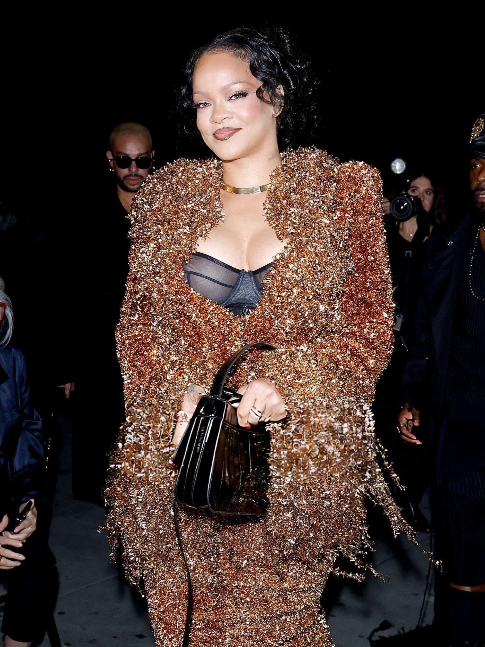 Rihanna thản nhi&ecirc;n đến muộn 63 ph&uacute;t, hơn 500 kh&aacute;ch mời show thời trang phải chờ- Ảnh 4.