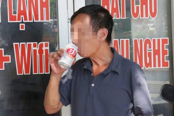 Vừa bị phạt 9 triệu đồng, t&agrave;i xế &ldquo;ma men&rdquo; lại mua bia uống tiếp- Ảnh 1.
