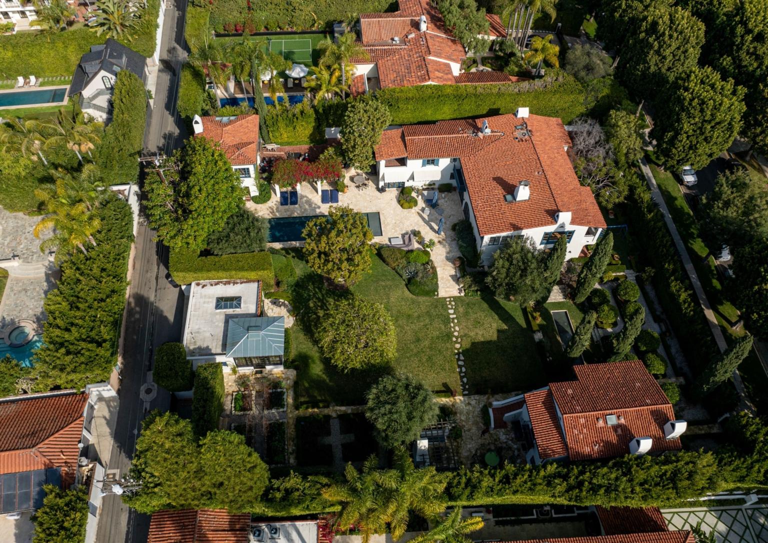 Cận cảnh tổ ấm 909 tỷ đồng của vợ chồng Selena Gomez trước tin đồn ly h&ocirc;n chấn động- Ảnh 7.