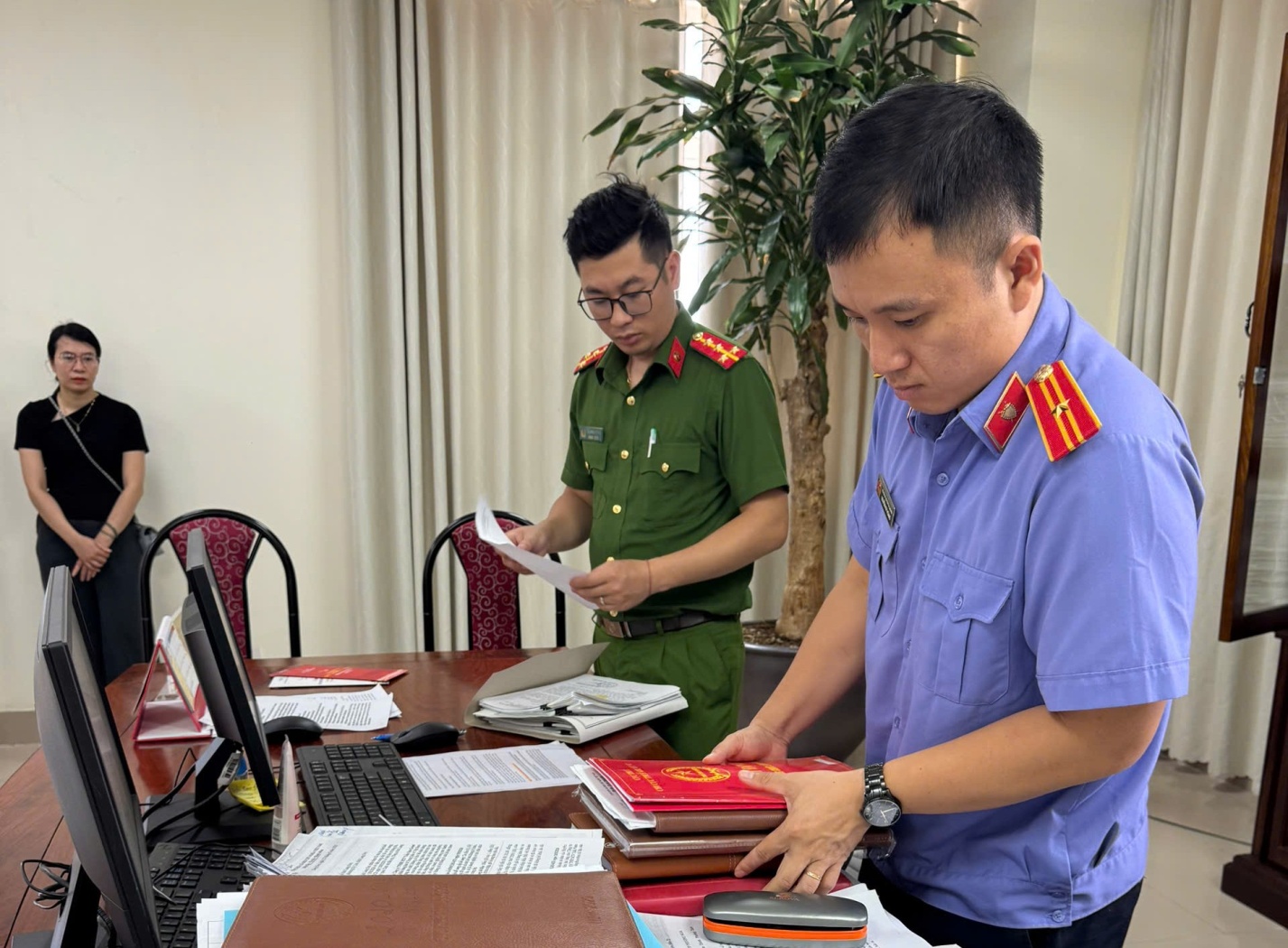 Ra lệnh bắt tạm giam, kh&aacute;m x&eacute;t nơi l&agrave;m việc của trưởng ph&ograve;ng thuế Lộc Thị Hồng - Ảnh 3.