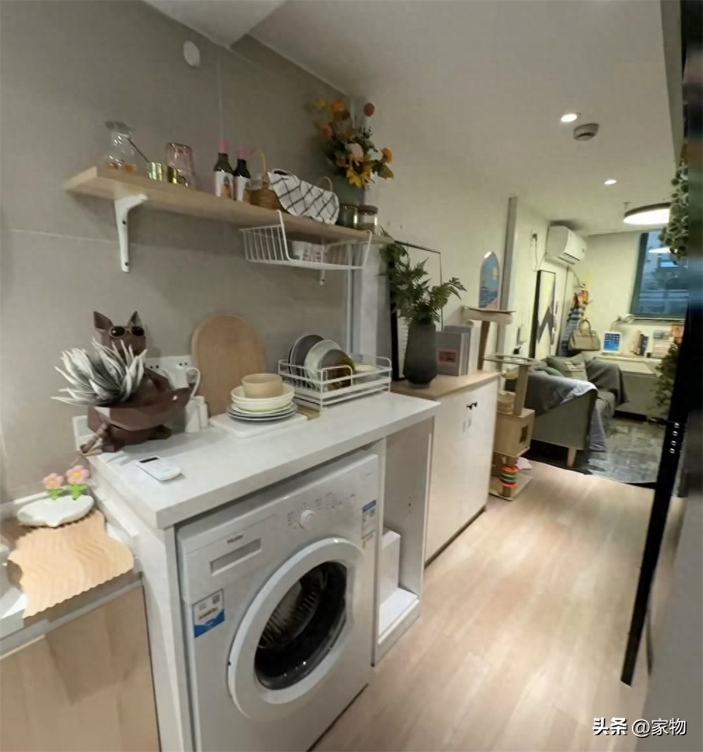 Căn hộ chỉ 15m² nhưng vẫn chia được 2 tầng: Phòng khách, bếp và giường đôi đều không thiếu- Ảnh 1.
