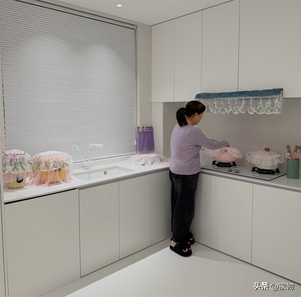 Căn nhà tối giản bỗng “biến hình” sau khi mẹ chồng biết mua sắm online: Từ điều khiển đến bồn cầu đều có "áo ren"- Ảnh 5.