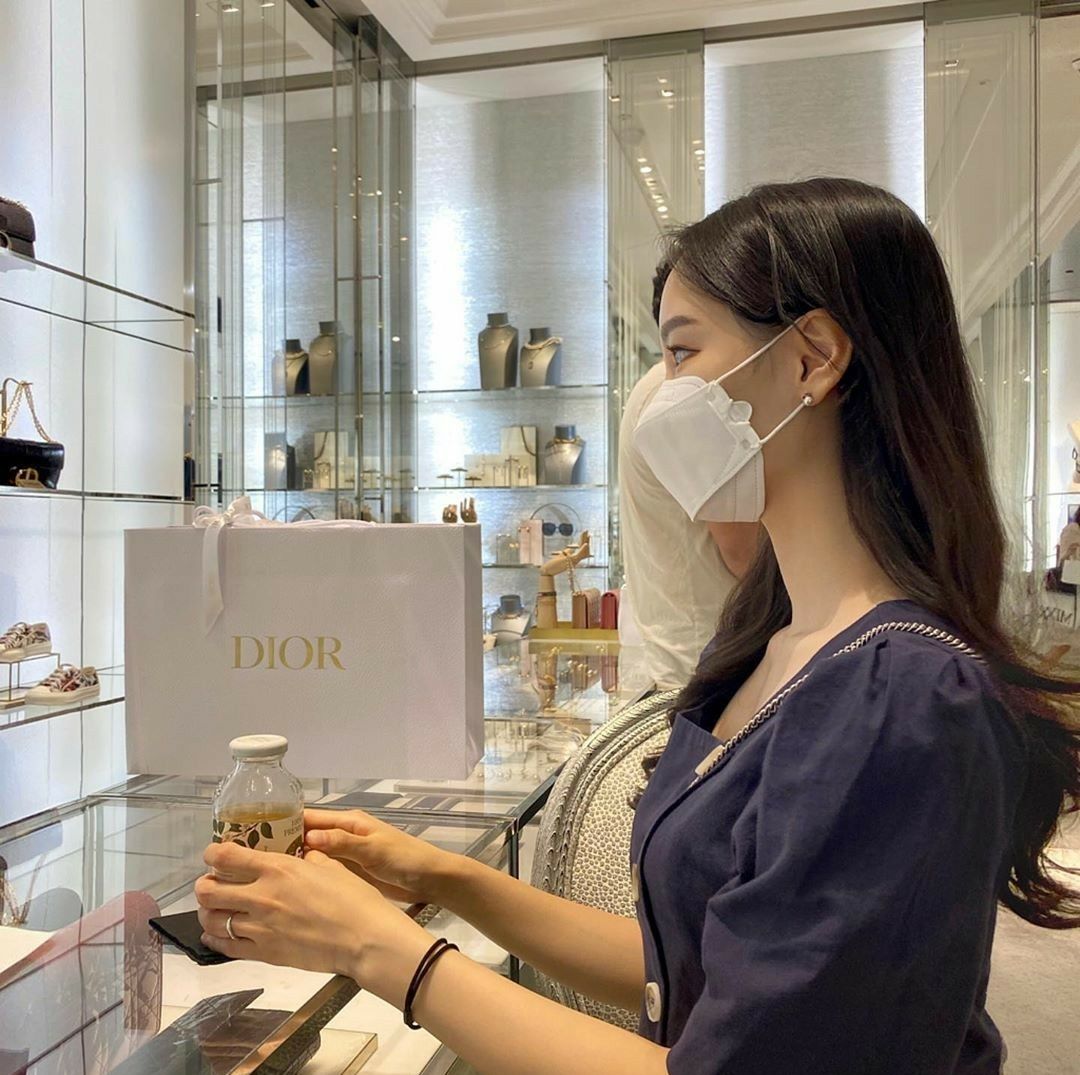 &Ocirc;m khoản nợ 618 triệu đồng v&igrave; ham mua sắm- Ảnh 1.