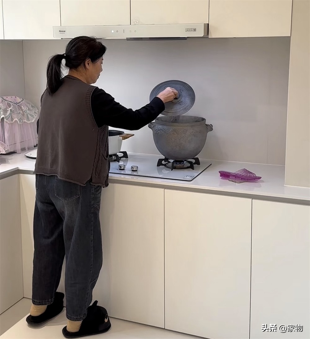 Căn nhà tối giản bỗng “biến hình” sau khi mẹ chồng biết mua sắm online: Từ điều khiển đến bồn cầu đều có "áo ren"- Ảnh 6.