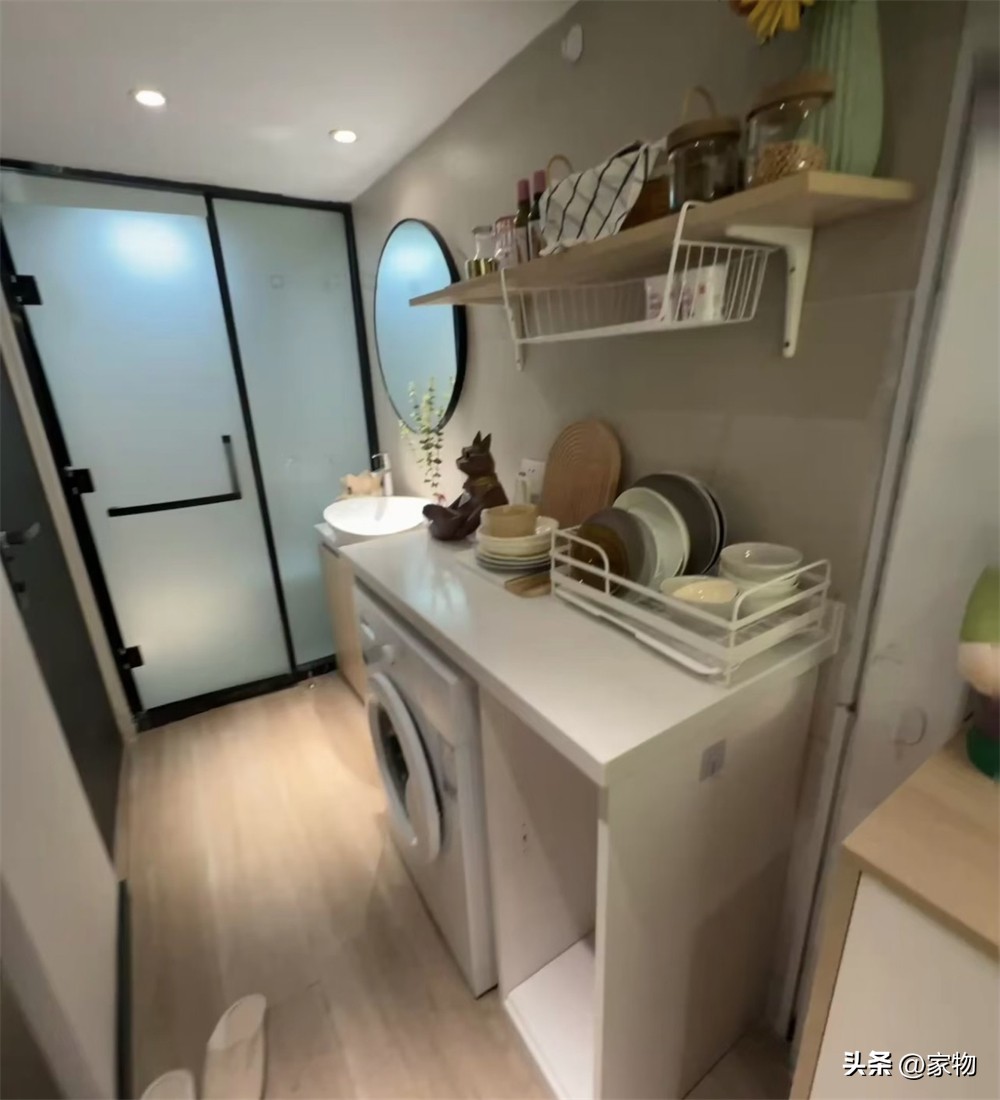 Căn hộ chỉ 15m² nhưng vẫn chia được 2 tầng: Phòng khách, bếp và giường đôi đều không thiếu- Ảnh 2.
