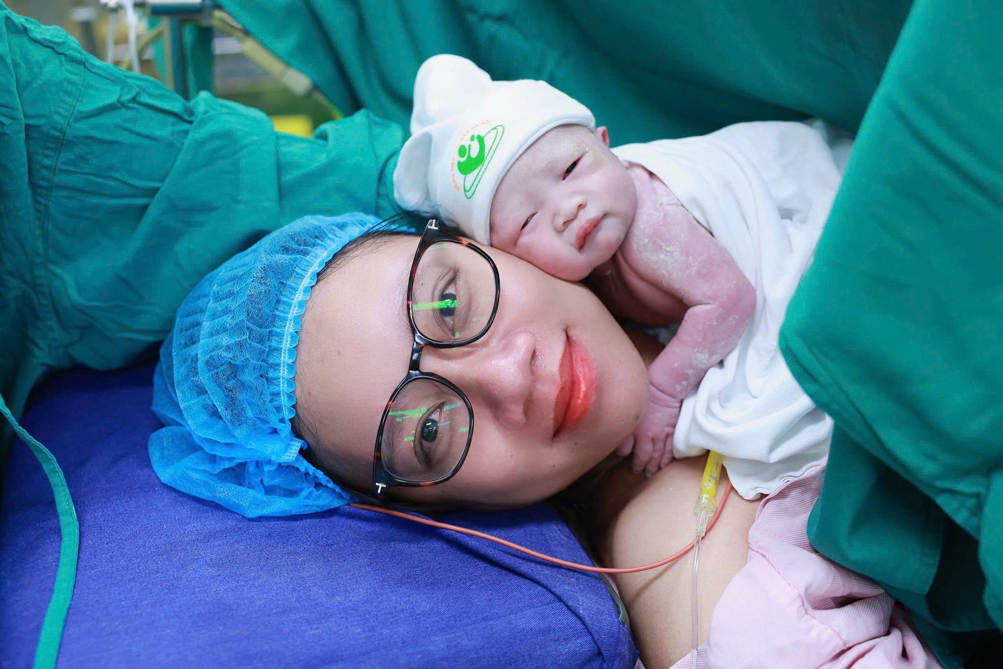 B&eacute; g&aacute;i song sinh IVF &ldquo;đẻ bọc điều&rdquo; đ&uacute;ng ng&agrave;y Quốc kh&aacute;nh 2/9 sau 3 năm mẹ mong con - Ảnh 4.