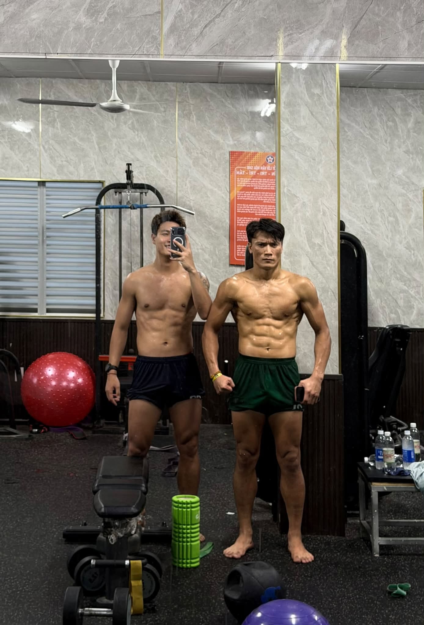 Từ nay hãy gọi thủ môn Bùi Tiến Dũng là “đội trưởng phòng gym”, body 8 múi “sầu riêng”, cơ bắp cuồn cuộn gây sốt- Ảnh 1.